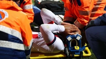 Gözyaşlarını tutamadı! Sahadan sedyeyle çıkarıldı