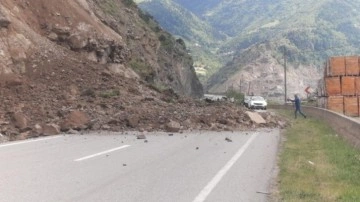 Gümüşhane’de heyelan! Yol ulaşıma kapandı
