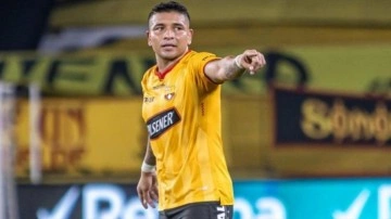 G&uuml;ney Amerika futbolu yasta! Mario Pineida, eşi ve annesinin yanında &ouml;ld&uuml;r&uuml;ld&uuml;