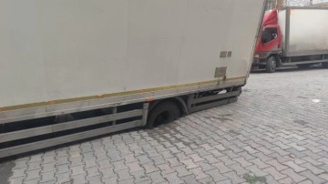 Güngören’de kamyon, çöken yolda oluşan çukura saplandı