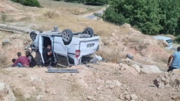 Hafif ticari araç şarampole yuvarlandı: 2'si ağır 5 yaralı