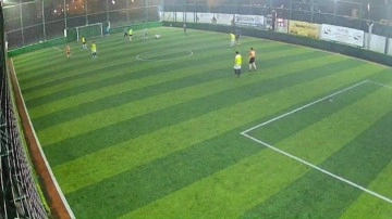 Halı sahada dili boğazına kaçan adamı arkadaşlarının müdahalesi kurtardı