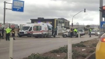 Hasta taşıyan ambulansa otomobil &ccedil;arptı; 4 yaralı
