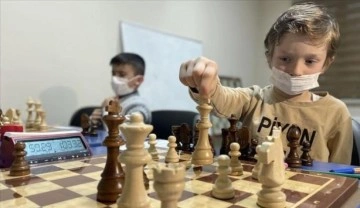 Hastalığı beynini olumsuz etkilemesin diye başladığı satran&ccedil;ta il birincisi oldu