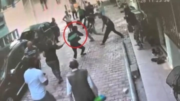 Hatay’da park kavgası: Kaldırımdan söktükleri taşlarla birbirlerine saldırdılar