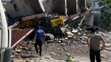 Hatay'da yıkım sırasında 7 katlı bina, iş makinesinin üzerine devrildi