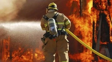 Hatay'da depremde yıkılan fabrikanın enkazında yangın &ccedil;ıktı