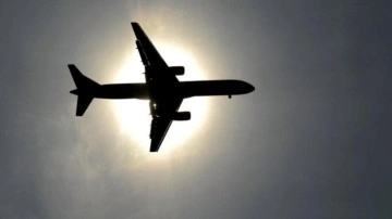 Havada panik... Acil iniş yapıldı! Yolcu acil çıkış kapısını zorladı!