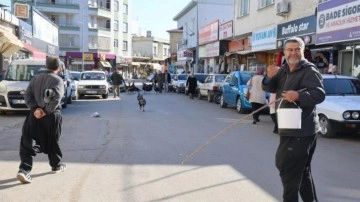 Hindiler &ccedil;arşıda gezdirilerek satılıyor