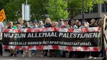 Hollanda'da İsrail'den gelen gemi protesto edildi