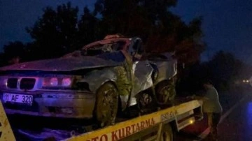 İ&ccedil;erisinde 4 gencin bulunduğu otomobil şarampole girdi: 2 &ouml;l&uuml;