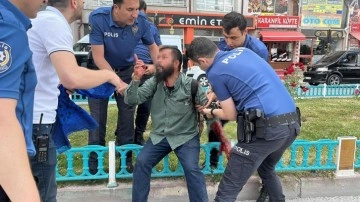 İki &ccedil;ocuğunu dilendiren baba, polise bı&ccedil;ak &ccedil;ekti, ardından kendini yaraladı