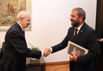İki g&uuml;n &ouml;nce elinde dosya ile Kılı&ccedil;daroğlu'na giden &uuml;nl&uuml; anket&ccedil;i, son se&ccedil;im anketini paylaştı