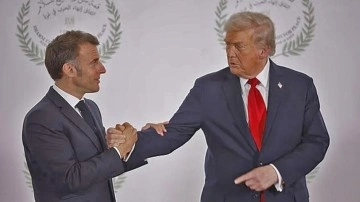 İki lider birbirini tehdit etti iddası! Trump-Macron tokalaşması dünya basınında