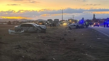 İki otomobil kafa kafaya çarpıştı! 1 öldü, 3 ağır yaralı