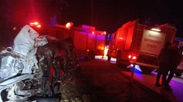 İki otomobil kafa kafaya çarpıştı: 1 ölü, 4 yaralı