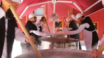 İlk aşure S&uuml;nb&uuml;l Efendi &Acirc;sit&acirc;nesi'nde salavatlar eşliğinde kaynatıldı