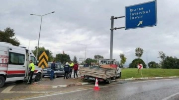 İneg&ouml;l'de kamyonet direğe &ccedil;arptı: 2 yaralı!