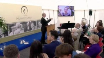 İngiltere'de &ouml;len kadın hologram teknolojisi sayesinde cenazesinde konuşuyor gibi g&ouml;r&uuml;nd&uuml;