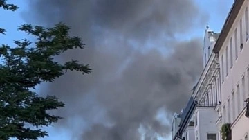 İnşaat alev aldı! Berlin'de binanın çatısı tutuştu!
