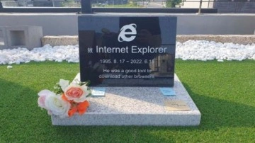 Internet Explorer i&ccedil;in 6 bin liraya mezar taşı yaptırdı