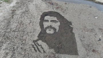 İranlı sanatçı Barış Manço'nun dev portresini kuma çizdi