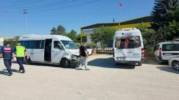 İşçi servis minibüsleri çarpıştı: Yaralılar var!