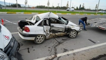 İşçi servisi ile otomobil çarpıştı: 1 ölü, 4 yaralı!
