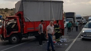 İşçileri taşıyan kamyonet ile kamyon çarpıştı: 14 yaralı