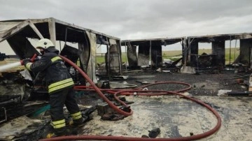 İş&ccedil;ilerin kaldığı konteyner evler alev alev yandı