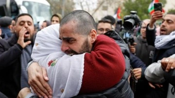 İsrail alıkoyduğu 14 esiri serbest bıraktı