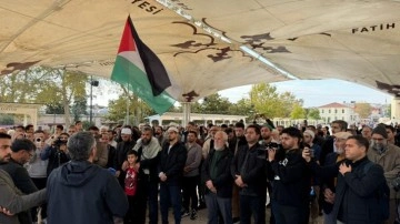 İsrail artığı çetelerin şehit ettiği Filistinli gazeteci için gıyabi cenaze namazı kılındı