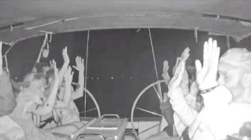 İsrail'den Sumud aktivistine işkence: Yerde sürüklendi, zorla İsrail bayrağı öptürüldü!