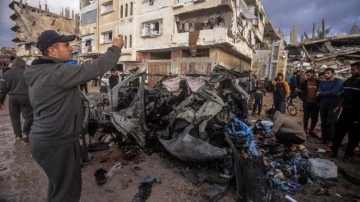 İsrail'in Gazze'de bir araca düzenlediği hava saldırısında 4 Filistinli şehit oldu