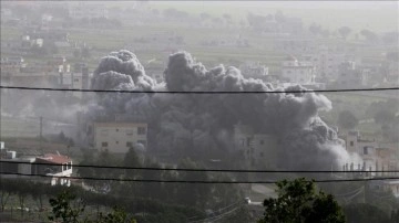 İsrail'in L&uuml;bnan'ın g&uuml;neyinde bir araca d&uuml;zenlediği İHA saldırısında biri &ccedil;ocuk 3 kişi &ouml;ld