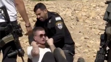 İsrail polisi, Filistin'de toprak gasbına karşı çıkan İsrailli aktivisti dövdü