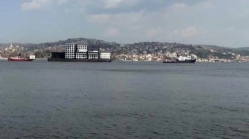 İstanbul Boğazı'ndan '8 katlı apartman' ge&ccedil;ti 3 saatte ge&ccedil;ti bakan bir daha baktı