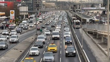 İstanbul'da haftanın ilk mesai gününde trafik yoğunluğu yüzde 72'ye kadar çıktı
