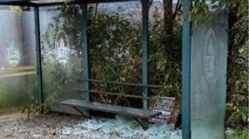 İstanbul'da otobüs duraklarının camlarını kıran şüpheliler yakalandı