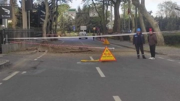 İstanbul'da yol çöktü: Cadde trafiğe kapatıldı