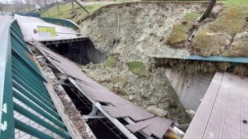 İstanbul'da facianın eşiğinden d&ouml;n&uuml;ld&uuml;! B&uuml;y&uuml;k bir g&uuml;r&uuml;lt&uuml;yle toprak kaydı: Vatandaş isyan etti