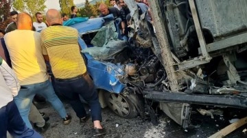 İstanbul'da karşı şeride ge&ccedil;en tır otomobilin &uuml;zerine devrildi: 1 &ouml;l&uuml;