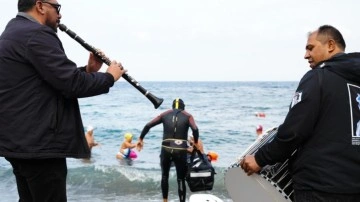 İsveç'e yüzerek gidecek: Türkiye'den davul zurnayla uğurlandı