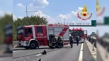 İtalya'da küçük uçak otoyola çakıldı: 2 ölü