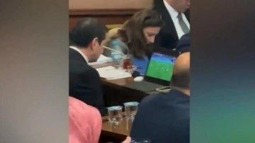 İYİ Partili İbrahim &Ouml;zkan, İBB'nin b&uuml;t&ccedil;esi g&ouml;r&uuml;ş&uuml;l&uuml;rken ma&ccedil; izledi