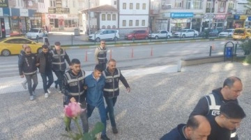 İzmir’de geniş çaplı operasyon: 136 tutuklama
