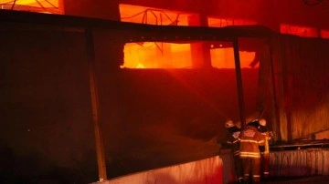 İzmir'de mobilya fabrikasında yangın