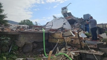 İzmir'de patlama: Evin çatısı çöktü, bir kişi yaralandı