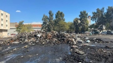 İzmir'de toplanmayan çöp dağı yandı! Alevler bir iş yerini küle çevirdi