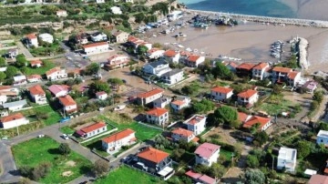 İzmir'de yine sağanak yine aynı manzara: Cadde ve sokaklar suyla doldu!